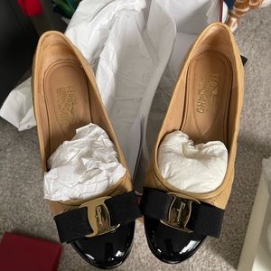 Salvatore Ferragamo Varina Nappa Calf nude and black flat size 37